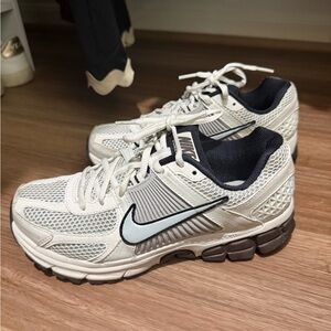 Women’s nike vomero 5